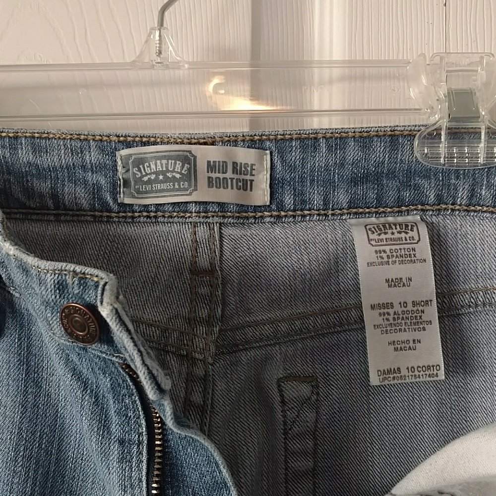 Levis Jeans - Picture 3 of 5
